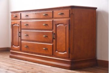 中古美品　横浜ダニエル(daniel)　クラシカルなデザインのサイドボード(サイドチェスト)(定価約77万円)