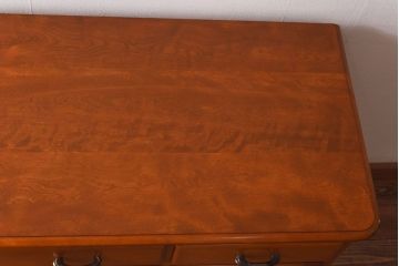 中古美品　横浜ダニエル(daniel)　クラシカルなデザインのサイドボード(サイドチェスト)(定価約77万円)