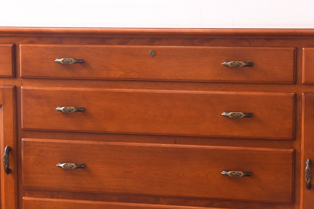 中古美品　横浜ダニエル(daniel)　クラシカルなデザインのサイドボード(サイドチェスト)(定価約77万円)