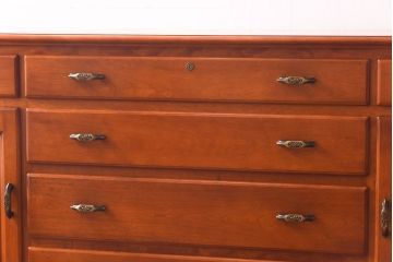 中古美品　横浜ダニエル(daniel)　クラシカルなデザインのサイドボード(サイドチェスト)(定価約77万円)