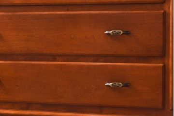 中古美品　横浜ダニエル(daniel)　クラシカルなデザインのサイドボード(サイドチェスト)(定価約77万円)