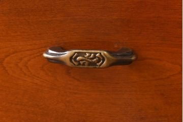 中古美品　横浜ダニエル(daniel)　クラシカルなデザインのサイドボード(サイドチェスト)(定価約77万円)