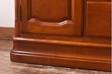 中古美品　横浜ダニエル(daniel)　クラシカルなデザインのサイドボード(サイドチェスト)(定価約77万円)