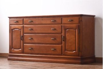中古美品　横浜ダニエル(daniel)　クラシカルなデザインのサイドボード(サイドチェスト)(定価約77万円)
