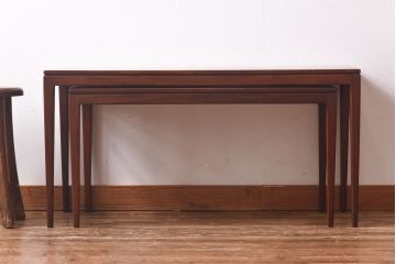 北欧家具　ビンテージ　チーク材　横長タイプが珍しいネストテーブル(サイドテーブル、コンソールテーブル)