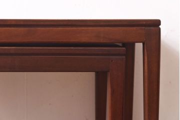 北欧家具　ビンテージ　チーク材　横長タイプが珍しいネストテーブル(サイドテーブル、コンソールテーブル)