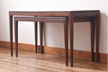 北欧家具　ビンテージ　チーク材　横長タイプが珍しいネストテーブル(サイドテーブル、コンソールテーブル)