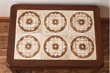 ヴィンテージ家具　北欧ビンテージ　G-PLAN(ジープラン)　チーク材　タイル天板がおしゃれなサイドテーブル(センターテーブル、コーヒーテーブル)(2)