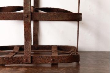 アンティーク雑貨　イギリスビンテージ　4連　ブロカントスタイルにぴったりなアイアン製ボトルラック(ボトルケース)(1)