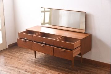 ビンテージ家具　北欧ヴィンテージ　チーク材　細身の脚がおしゃれなドレッシングチェスト(ドレッサー)