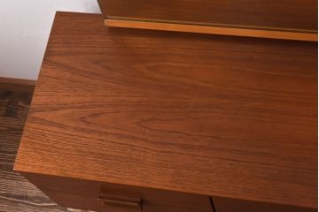 ビンテージ家具　北欧ヴィンテージ　チーク材　細身の脚がおしゃれなドレッシングチェスト(ドレッサー)