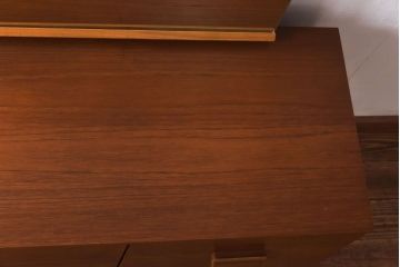ビンテージ家具　北欧ヴィンテージ　チーク材　細身の脚がおしゃれなドレッシングチェスト(ドレッサー)