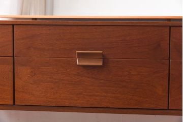 ビンテージ家具　北欧ヴィンテージ　チーク材　細身の脚がおしゃれなドレッシングチェスト(ドレッサー)