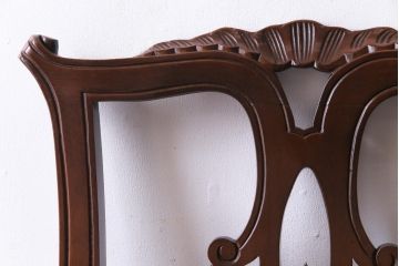 ヴィンテージ家具　イギリスビンテージ　繊細で上品な彫りが目を引くダイニングチェア(椅子)(1)