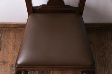 ヴィンテージ家具　イギリスビンテージ　繊細で上品な彫りが目を引くダイニングチェア(椅子)(1)
