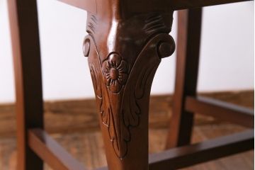 ヴィンテージ家具　イギリスビンテージ　繊細で上品な彫りが目を引くダイニングチェア(椅子)(1)