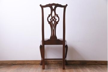 ヴィンテージ家具　イギリスビンテージ　繊細で上品な彫りが目を引くダイニングチェア(椅子)(1)