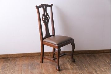 ヴィンテージ家具　イギリスビンテージ　繊細で上品な彫りが目を引くダイニングチェア(椅子)(1)