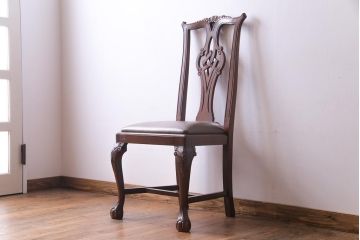 ヴィンテージ家具　イギリスビンテージ　繊細で上品な彫りが目を引くダイニングチェア(椅子)(1)