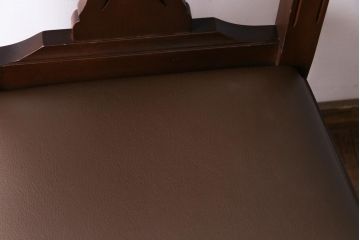 ヴィンテージ家具　イギリスビンテージ　繊細で上品な彫りが目を引くダイニングチェア(椅子)(1)