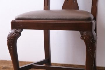 ヴィンテージ家具　イギリスビンテージ　繊細で上品な彫りが目を引くダイニングチェア(椅子)(1)