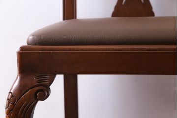 ヴィンテージ家具　イギリスビンテージ　繊細で上品な彫りが目を引くダイニングチェア(椅子)(2)