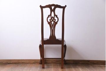 ヴィンテージ家具　イギリスビンテージ　繊細で上品な彫りが目を引くダイニングチェア(椅子)(2)