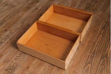 ヴィンテージ家具　北欧ビンテージ　チーク材　細身の脚がおしゃれなサイドチェスト(引き出し)