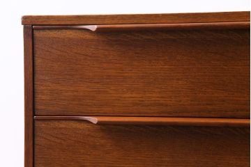 ヴィンテージ家具　北欧ビンテージ　チーク材　細身の脚がおしゃれなサイドチェスト(引き出し)