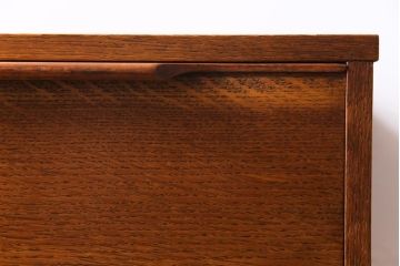 ヴィンテージ家具　北欧ビンテージ　チーク材　細身の脚がおしゃれなサイドチェスト(引き出し)