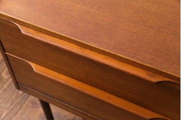 ヴィンテージ家具　北欧ビンテージ　チーク材　細身の脚がおしゃれなサイドチェスト(引き出し)