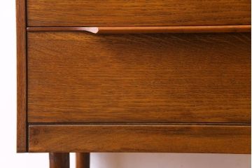 ヴィンテージ家具　北欧ビンテージ　チーク材　細身の脚がおしゃれなサイドチェスト(引き出し)