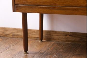 ヴィンテージ家具　北欧ビンテージ　チーク材　細身の脚がおしゃれなサイドチェスト(引き出し)