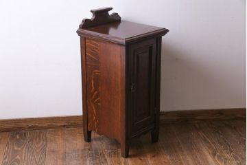 アンティーク家具　イギリスアンティーク　オーク材　杢目と意匠が美しいサイドキャビネット(収納棚)