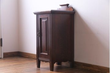 アンティーク家具　イギリスアンティーク　オーク材　杢目と意匠が美しいサイドキャビネット(収納棚)