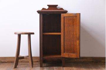 アンティーク家具　イギリスアンティーク　オーク材　杢目と意匠が美しいサイドキャビネット(収納棚)