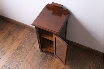 アンティーク家具　イギリスアンティーク　オーク材　杢目と意匠が美しいサイドキャビネット(収納棚)