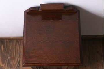 アンティーク家具　イギリスアンティーク　オーク材　杢目と意匠が美しいサイドキャビネット(収納棚)
