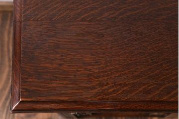 アンティーク家具　イギリスアンティーク　オーク材　杢目と意匠が美しいサイドキャビネット(収納棚)