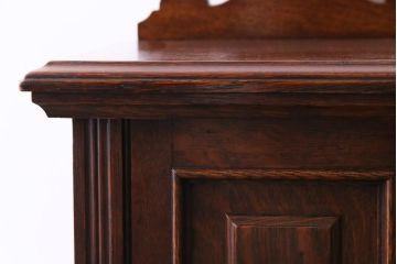 アンティーク家具　イギリスアンティーク　オーク材　杢目と意匠が美しいサイドキャビネット(収納棚)