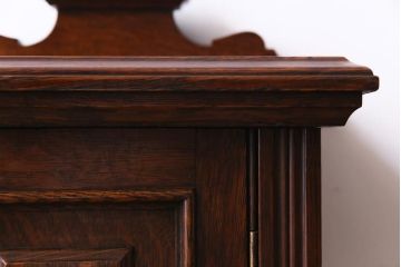 アンティーク家具　イギリスアンティーク　オーク材　杢目と意匠が美しいサイドキャビネット(収納棚)