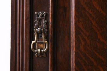 アンティーク家具　イギリスアンティーク　オーク材　杢目と意匠が美しいサイドキャビネット(収納棚)