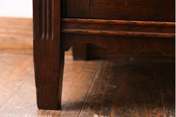 アンティーク家具　イギリスアンティーク　オーク材　杢目と意匠が美しいサイドキャビネット(収納棚)