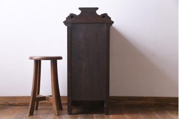 アンティーク家具　イギリスアンティーク　オーク材　杢目と意匠が美しいサイドキャビネット(収納棚)