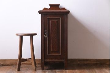 アンティーク家具　イギリスアンティーク　オーク材　杢目と意匠が美しいサイドキャビネット(収納棚)