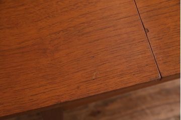 北欧家具　ビンテージ　チーク材　スタイリッシュで実用的なソーイングテーブル(デスク、在宅ワーク、在宅用サイドテーブル)