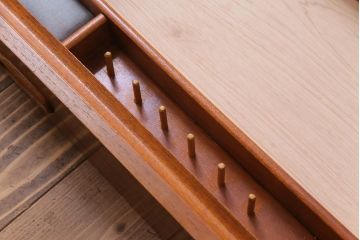 北欧家具　ビンテージ　チーク材　スタイリッシュで実用的なソーイングテーブル(デスク、在宅ワーク、在宅用サイドテーブル)