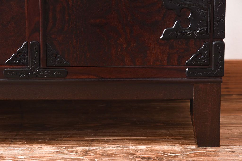 中古　岩谷堂箪笥　渋い色味が格好いい脚付きリメイクローボード(リビングボード)