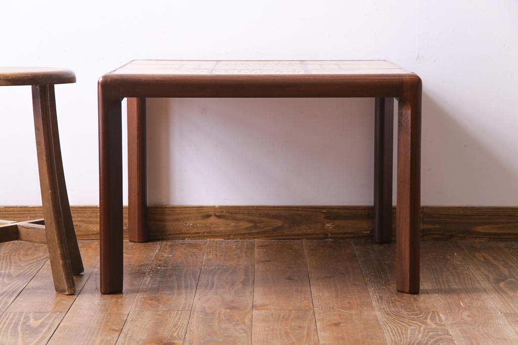 レトロ家具　デンマークビンテージ　レトロな柄のタイルトップセンターテーブル(コーヒーテーブル、ローテーブル)