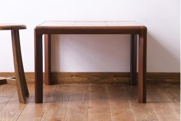 レトロ家具　デンマークビンテージ　レトロな柄のタイルトップセンターテーブル(コーヒーテーブル、ローテーブル)